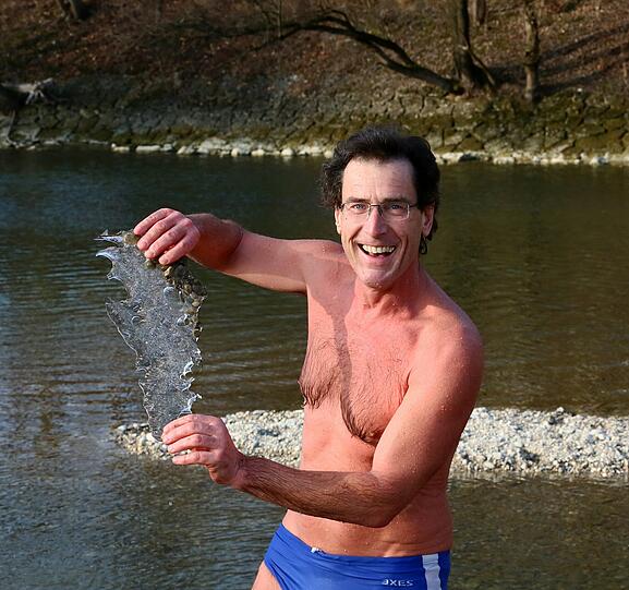 Norbert Mayer, 57 bei seinem täglichen Bad am Flauchersteg in der Isar.