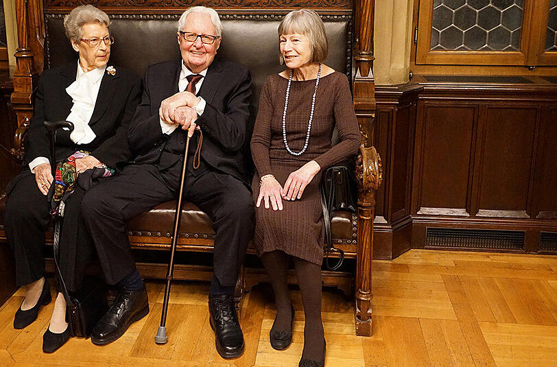 Zwischen seinen Frauen: Hans-Jochen Vogel mit Ehefrau Liselotte und Tochter Tore am Mittwochabend im Rathaus.
