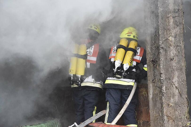 Die Feuerwehr konnte verhindern, dass sich das Feuer auf die danebenliegenden Gebäude ausbreitet. Die Bilder vom Einsatz.
