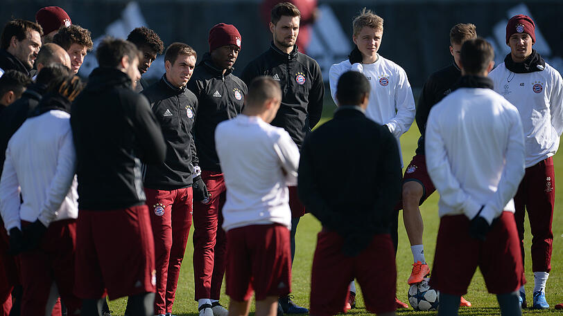 Die Spieler des FC Bayern zeigen sich im Abschlusstraining vor dem Champions-League-Hit gegen den FC Arsenal gutgelaunt - und am Valentinstag auch sehr ballverliebt. Die Bilder aus der Säbener Straße.