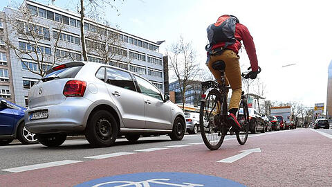 Fahrradwegin in der Innenstadt von Karlsruhe.