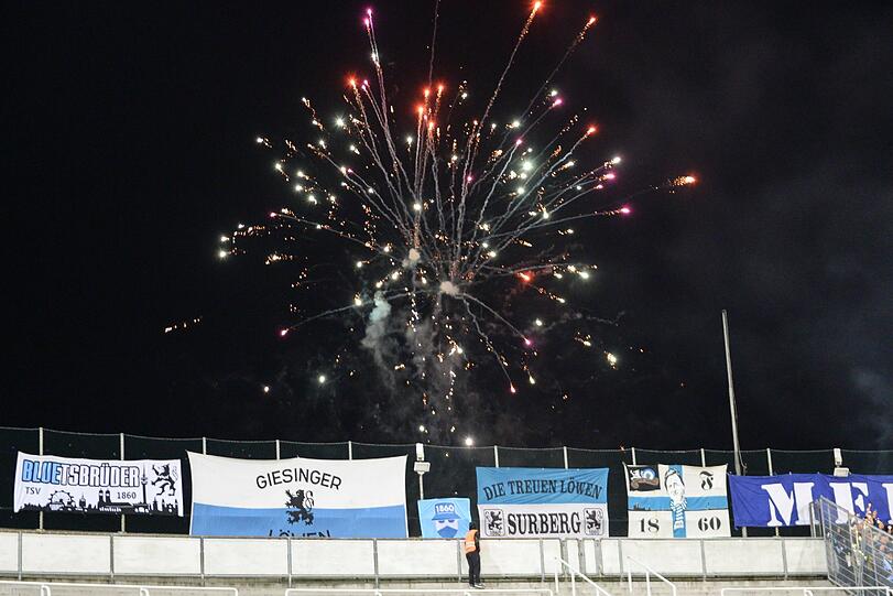 Die Bilder von der Choreo der Löwen-Anhänger vor dem Spiel gegen Memmingen.