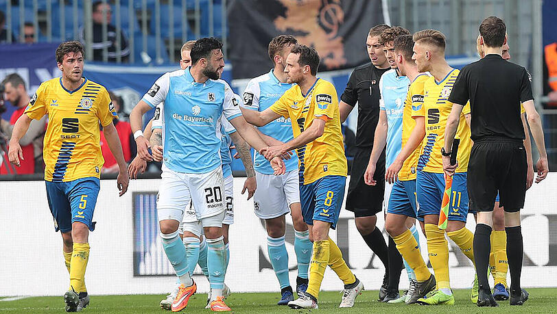 Leistet sich in Braunschweig eine Spuckattacke: Efkan Bekiroglu (li.) vom TSV 1860. Leistet sich in Braunschweig eine Spuckattacke: Efkan Bekiroglu (li.) vom TSV 1860.