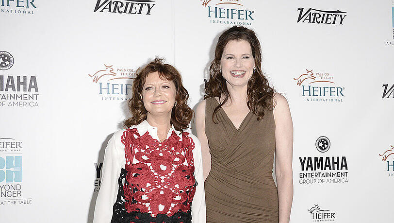 Susan Sarandon und die "riesengroße" Geena Davis auf einer Gala im Herbst 2013 Susan Sarandon und die "riesengroße" Geena Davis auf einer Gala im Herbst 2013