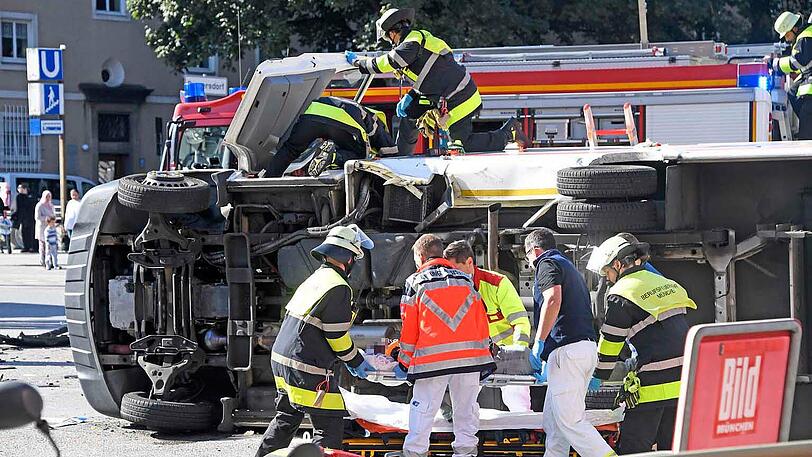 Sechs Menschen wurden bei dem Zusammenstoß verletzt, Augenzeugen eilten sofort zur Hilfe herbei.