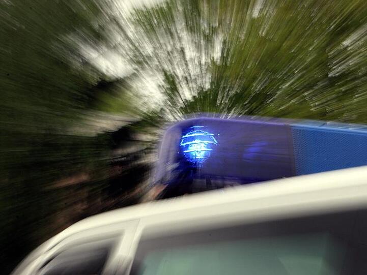 Das Blaulicht eines Polizeiautos leuchtet. Foto: Marcus Führer/dpa/Symbolbild