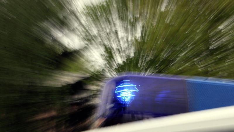 Das Blaulicht eines Polizeiautos leuchtet. Foto: Marcus Führer/dpa/Symbolbild Das Blaulicht eines Polizeiautos leuchtet. Foto: Marcus Führer/dpa/Symbolbild