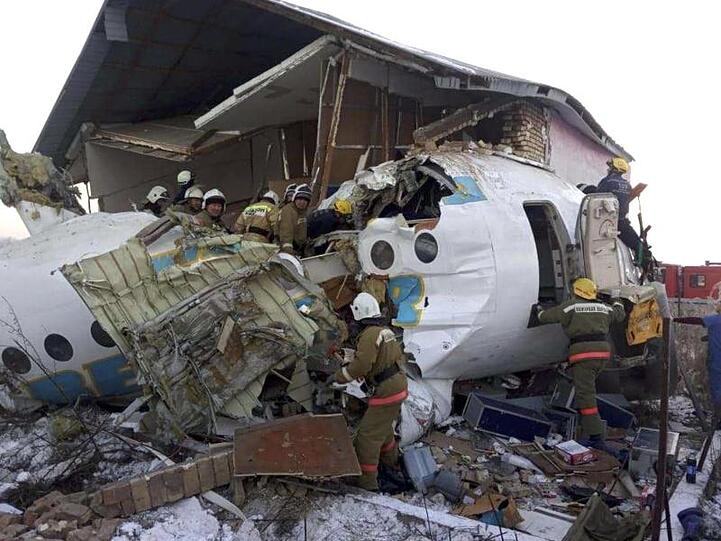 Zahlreiche Passagiere konnten aus der abgestürzten Fokker 100 gerettet werden.