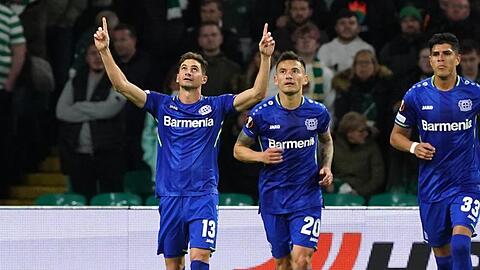 Bayer Leverkusens Lucas Alario (l) feiert den dritten Treffer seiner Mannschaft.