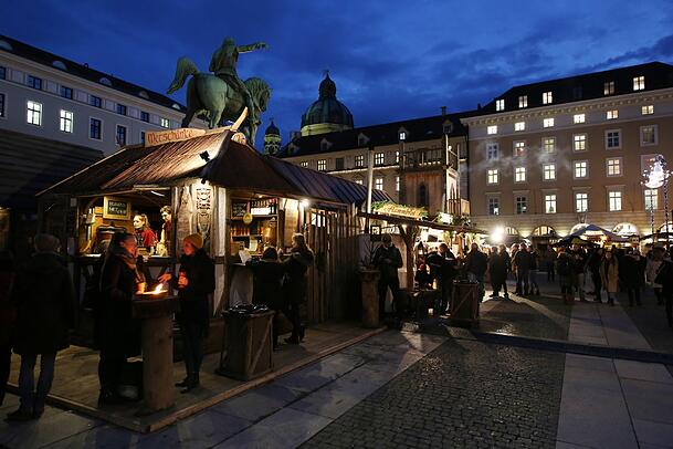 Hier riecht's nach Met: der Mittelaltermarkt am Wittelsbacherplatz. Hier riecht's nach Met: der Mittelaltermarkt am Wittelsbacherplatz.