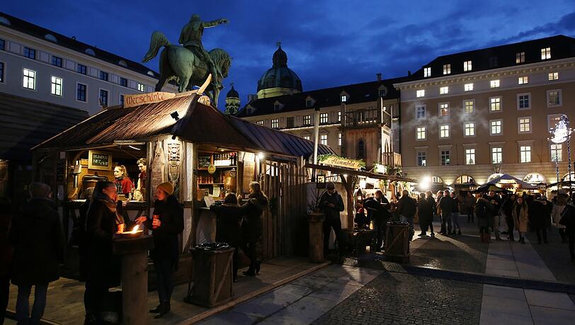 Hier riecht's nach Met: der Mittelaltermarkt am Wittelsbacherplatz.