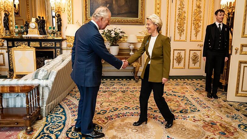 König Charles III. und Ursula von der Leyen auf Schloss Windsor.