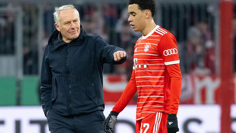 SCF-Trainer Christian Streich (l) und Bayerns Jamal Musiala hatten nach dem Pokalspiel eine unerfreuliche Begegnung. Wenige Tage später löste Musiala ein Versprechen ein.
