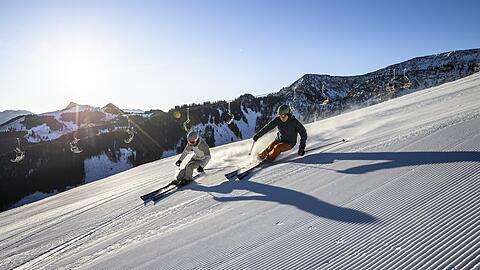 Rasant geht es die Piste hinunter: Das Skiegebiet Sudelfeld in Bayrischzell ist etwa 80 Kilometer von München entfernt und ist eines der größten Bayerns. Bei 31 Kilometern weitläufigen Abfahrten findet jeder den Schwierigkeitsgrad, der zu ihm passt.