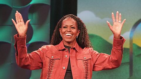 Bei einer Veranstaltung im Mai 2025 tr&auml;gt Michelle Obama noch je einen Ohrring pro Seite. Nun hat sie sich zehn weitere Piercings stechen lassen.