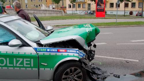Schrottreif: der Streifenwagen nach der Kollison. Schrottreif: der Streifenwagen nach der Kollison.