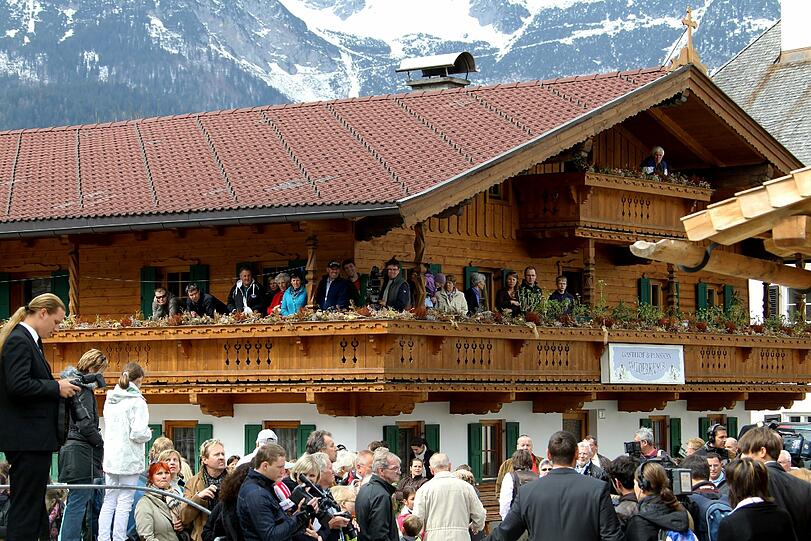 Schaulustige vor der Kirche