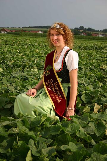 Die 19-Jährige heißt mit vollständigem Namen Kerstin Priller. Sie ist die vierte bayerische Gurkenkönigin.