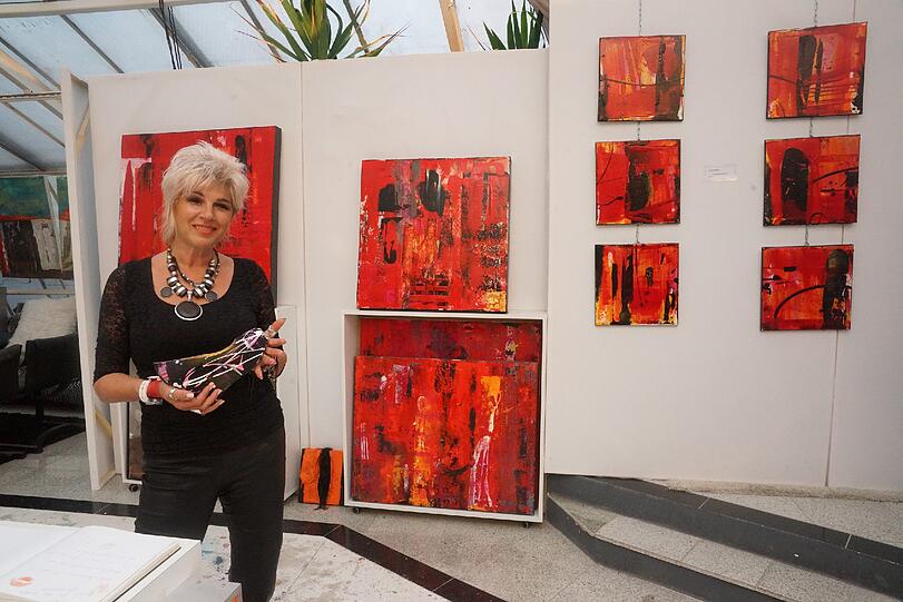 Kunstmalerin Brigitte Karasek zeigt auf dem Künstlerfest im Botanikum in Moosach einige ihrer Werke.