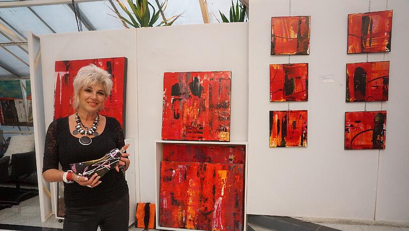 Kunstmalerin Brigitte Karasek zeigt auf dem Künstlerfest im Botanikum in Moosach einige ihrer Werke. Kunstmalerin Brigitte Karasek zeigt auf dem Künstlerfest im Botanikum in Moosach einige ihrer Werke.