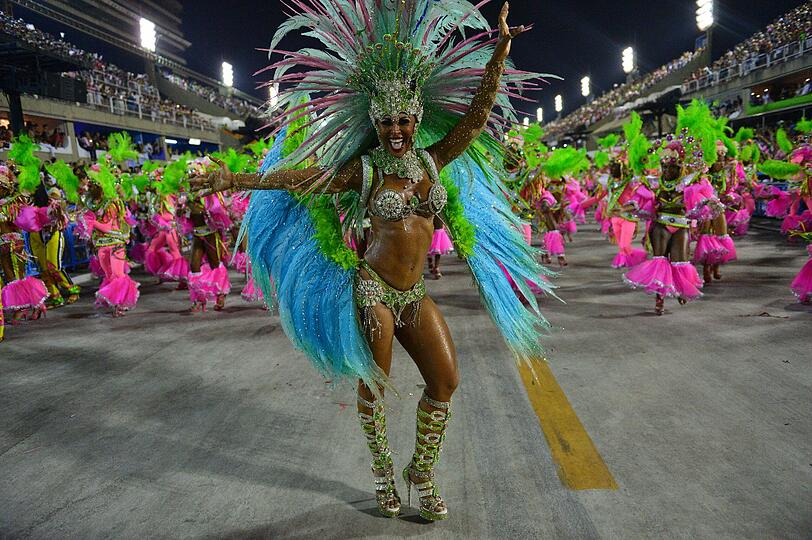 In Rio ging es in der Nacht zum Montag auf dem Straßenkarneval heiß her. Die brasilianischen Schönheiten zeigten zum Karneval-Höhepunkt viel nackte Haut und sexy Kurven.