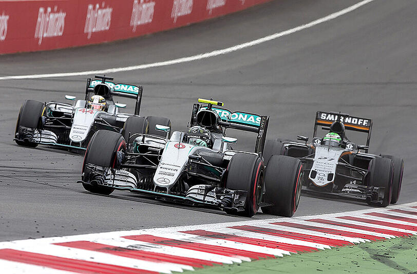 Nico Rosberg (Mitte) wird von Lewis Hamilton (links) und Nico Hülkenberg bedrängt.