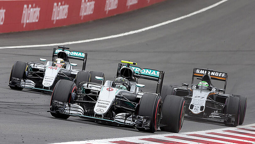Nico Rosberg (Mitte) wird von Lewis Hamilton (links) und Nico Hülkenberg bedrängt. Nico Rosberg (Mitte) wird von Lewis Hamilton (links) und Nico Hülkenberg bedrängt.