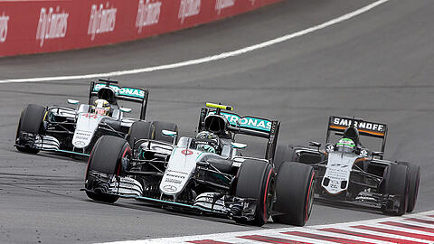 Nico Rosberg (Mitte) wird von Lewis Hamilton (links) und Nico Hülkenberg bedrängt.