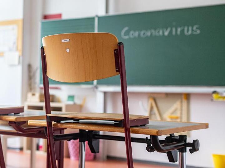 "Coronavirus" steht auf einer Tafel in einem leeren Klassenzimmer. (Archivbild)