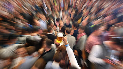 Beim Anstich auf dem 187. Oktoberfest waren auch viele Politiker quer durch alle Parteien dabei - in den meisten Fällen ohne einen Mund-Nasen-Schutz.