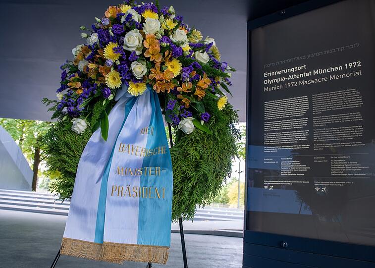 Am Erinnerungsort zum Attentat bei den Olympischen Spielen 1972 steht ein Kranz.