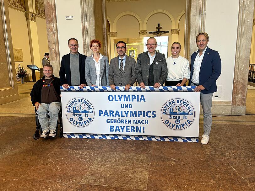 Ein Bündnis pro Olympia: v.l. Nicolai Sommer, Thomas Freudenberger (CSU, Landesportbeirat), Susanne Burger (Geschäftsführerin des BLSV), Klaus Holetschek (CSU Fraktionsvorsitzender im Landtag), Jörg Ammon (BLSV-Präsident), Mona Mayer (400-Meter-Läuferin) und Martin Stock (Landtagsabgeordneter und Sportpolitischer Sprecher der CSU). Ein Bündnis pro Olympia: v.l. Nicolai Sommer, Thomas Freudenberger (CSU, Landesportbeirat), Susanne Burger (Geschäftsführerin des BLSV), Klaus Holetschek (CSU Fraktionsvorsitzender im Landtag), Jörg Ammon (BLSV-Präsident), Mona Mayer (400-Meter-Läuferin) und Martin Stock (Landtagsabgeordneter und Sportpolitischer Sprecher der CSU).