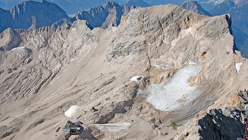 Nur noch kleine Gletscher-Reste sind am Nördlichen Schneeferner im Zugspitzmassiv übrig. Aufgenommen am 05.08.2025.