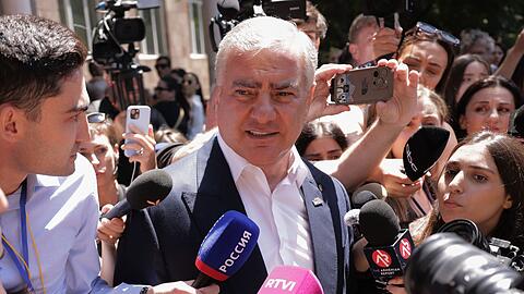 Der Chef der prorussischen Oppositionspartei Starkes Armenien Karapetjan klagt &uuml;ber die Verfolgung seiner Anh&auml;nger.