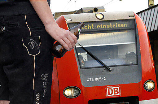 Zur Wiesn und dann in der S-Bahn schon gemütlich mit einer Halben vorglühen? Künftig verboten. Im gesamten MVV-Gebiet gilt künftig Alkoholverbot.