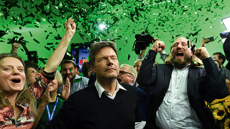 Die Grünen im Jubeltaumel nach den ersten Hochrechnungen der Landtagswahl am 14. Oktober: Das Foto von Andreas Gebert (mit Robert Habeck, M., und Toni Hofreiter, r.) wird &bdquo;Pressefoto des Jahres&ldquo; 2018.