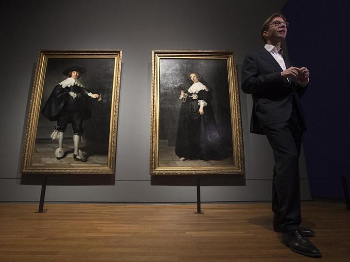 Taco Dibbits, Direktor des Reichsmuseums, vor den Porträts "Marten Soolmans" und "Oopjen Coppit".