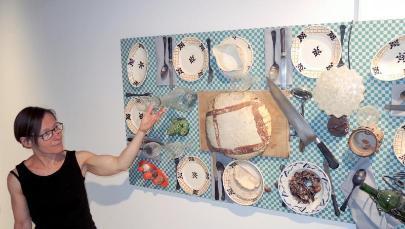 Die Programmverantwortliche des Museums Brot und Kunst, Marianne Honold, zeigt auf ein Werk von Daniel Spoerri. Foto: Thomas Burmeister