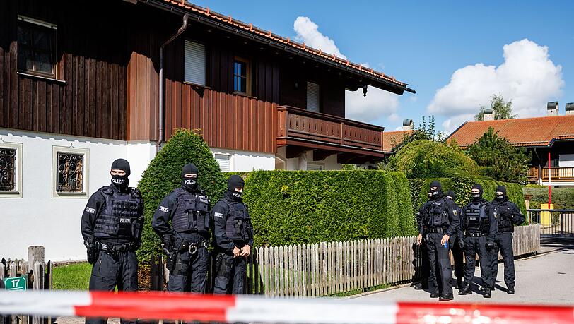 Maskierte Polizisten stehen bei einer Razzia vor einem Haus des russischen Oligarchen Usmanow.