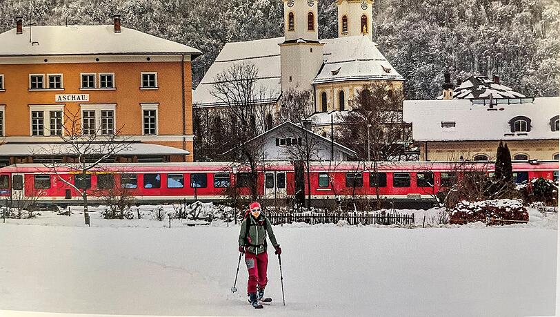 Mit der Regionalbahn geht es nach Aschau. Mit der Regionalbahn geht es nach Aschau.