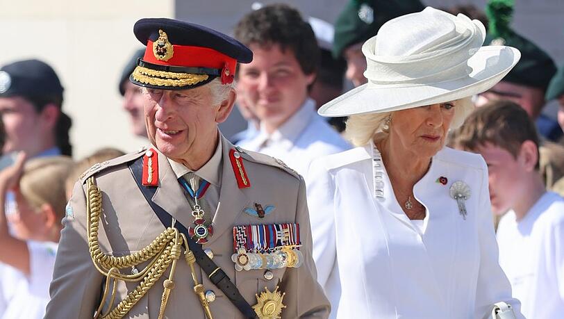 König Charles und Königin Camilla bei ihrer Ankunft in Frankreich.