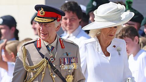 König Charles und Königin Camilla bei ihrer Ankunft in Frankreich.