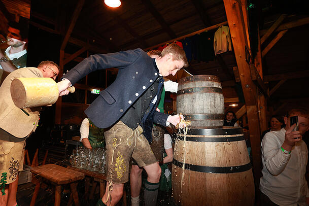 Dominik Krause, 2. Bürgermeister der Stadt München, sticht im Bierzelt der Giesinger Brauerei auf dem Firmengelände das erste Fass an.