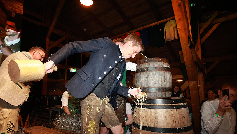 Dominik Krause, 2. Bürgermeister der Stadt München, sticht im Bierzelt der Giesinger Brauerei auf dem Firmengelände das erste Fass an. Dominik Krause, 2. Bürgermeister der Stadt München, sticht im Bierzelt der Giesinger Brauerei auf dem Firmengelände das erste Fass an.