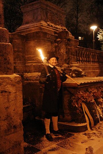 Ehrenwache am Denkmal f&uuml;r den Schmied von Kochel.