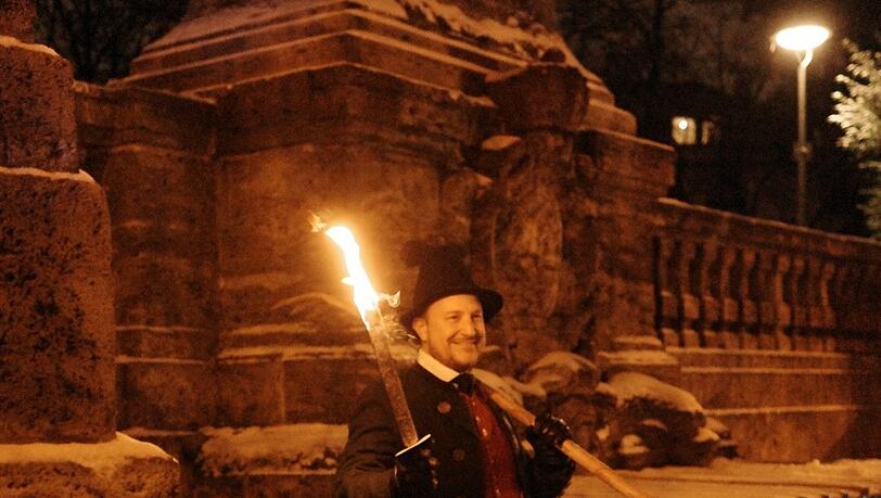 Ehrenwache am Denkmal f&uuml;r den Schmied von Kochel.