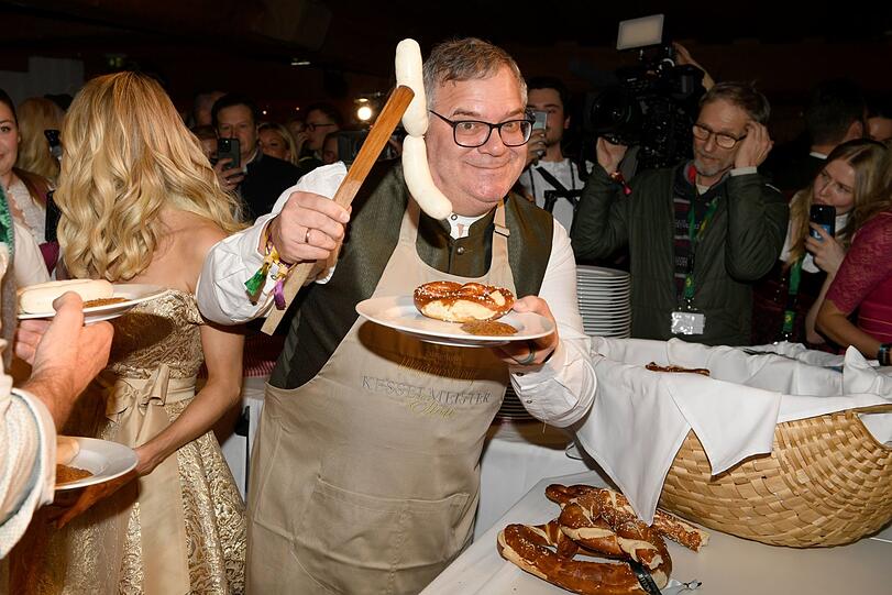 Angelt sich direkt ein Paar der legendären Champagner-Weißwürste von Toni Holnburger: Moderator Elton. Angelt sich direkt ein Paar der legendären Champagner-Weißwürste von Toni Holnburger: Moderator Elton.