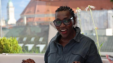 Die AZ trifft Auma Obama (66) bei ihrem Besuch in M&uuml;nchen auf der Dachterrasse im Bayerischen Hof.