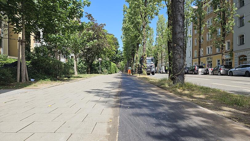 Ein Radfahrer-Traum! Der Radweg an der Franziskanerstraße ist jetzt schön glatt und eben. Ein Radfahrer-Traum! Der Radweg an der Franziskanerstraße ist jetzt schön glatt und eben.