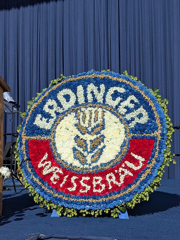 Auch das Erdinger-Weißbräu-Logo aus Blumen findet sich bei der Trauerfeier. Auch das Erdinger-Weißbräu-Logo aus Blumen findet sich bei der Trauerfeier.